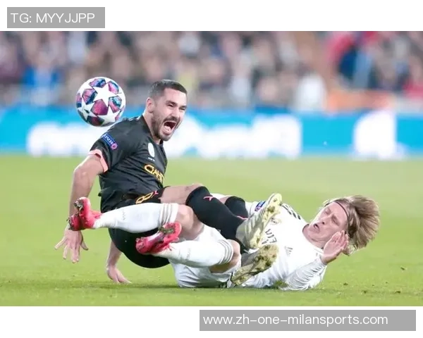 足球场上的激情瞬间脱上衣庆祝引发热议与争议 足球场上的激情瞬间脱上衣庆祝引发热议与争议